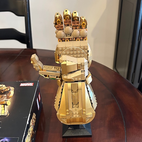 LEGO Infinity Saga Gauntlet with Colorful Stones - Picture 7 of 14